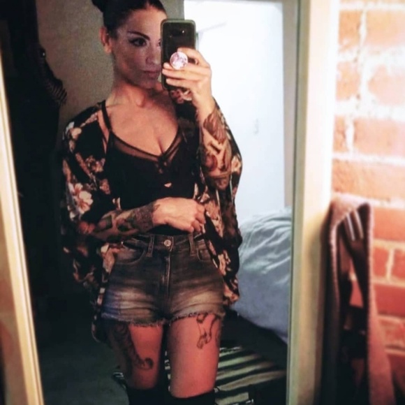 Meet your Posher, Karena - Picture 2 of 7